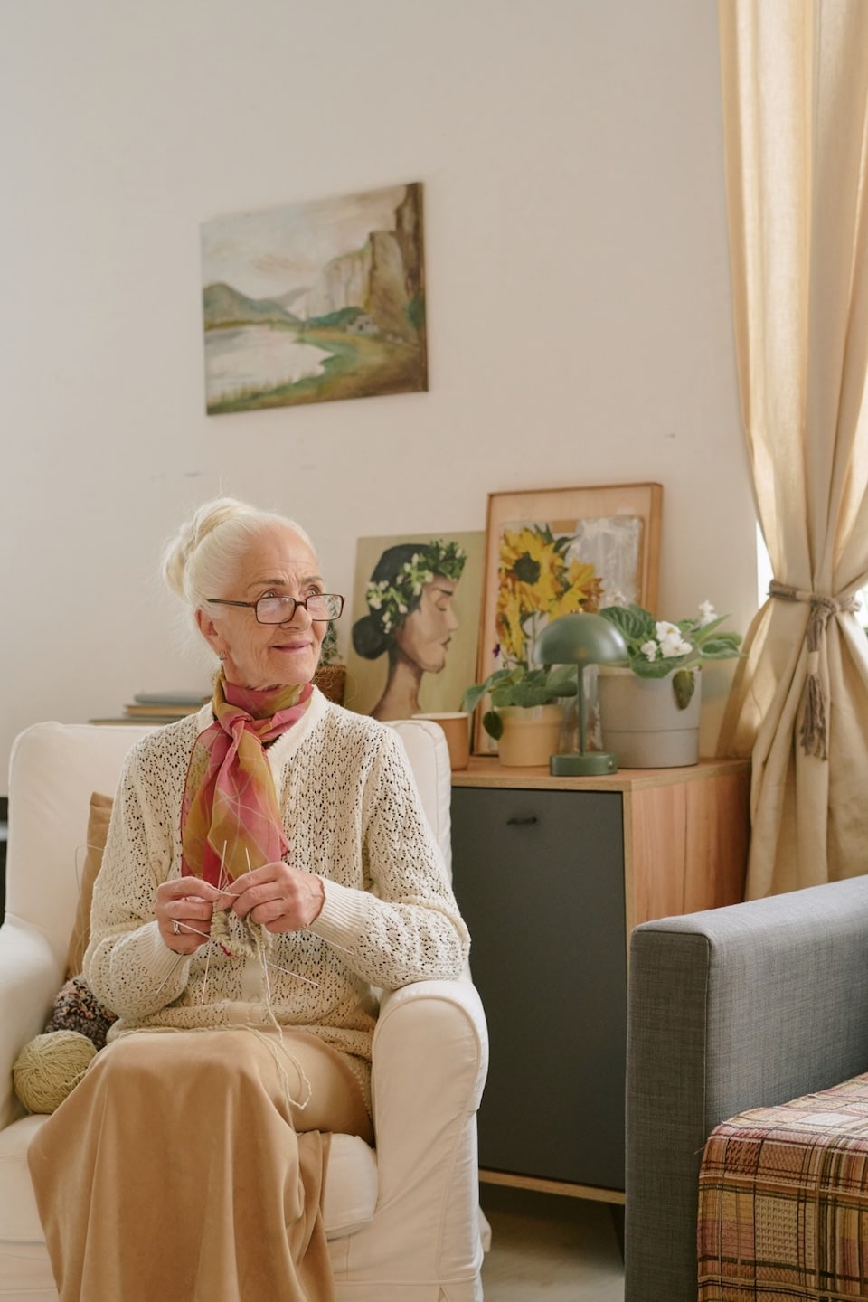 Femme âgée souhaitant rester à domicile dans son environnement familier.