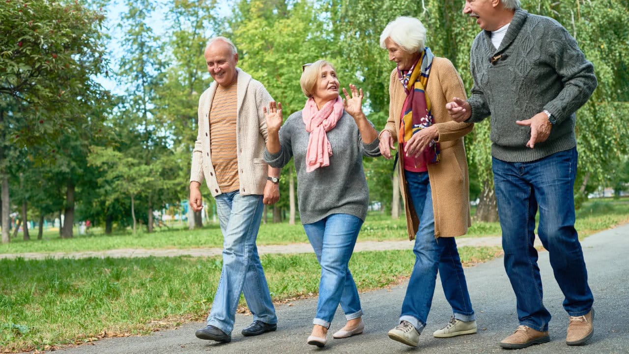 Femme senior pratiquant des exercices d'étirement pour soulager ses hanches