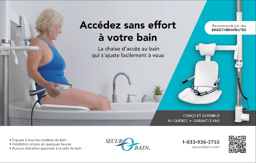 Une chaise de transfert pour le bain avec une femme assise dessus.