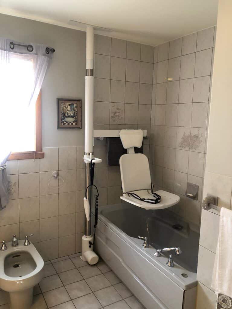 Salle de bain aménagée avec chaise élévatrice Secur O Bains à Châteauguay