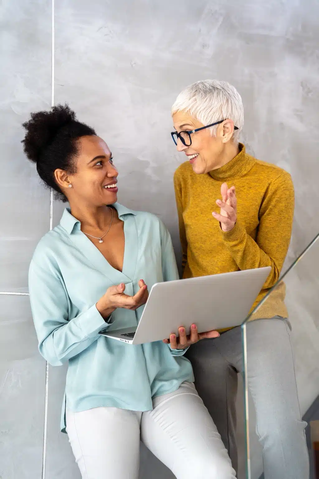Senior woman receiving support to understand the tax credit for home-support services in 2026.